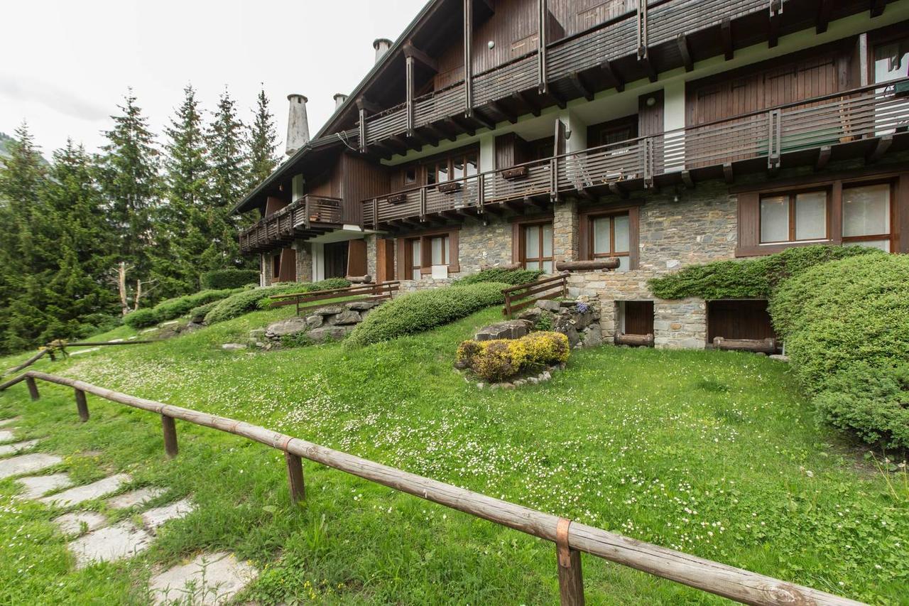 Joivy Superb Apartments For 6 With Mountain View And Garden In Courmayeur Bagian luar foto