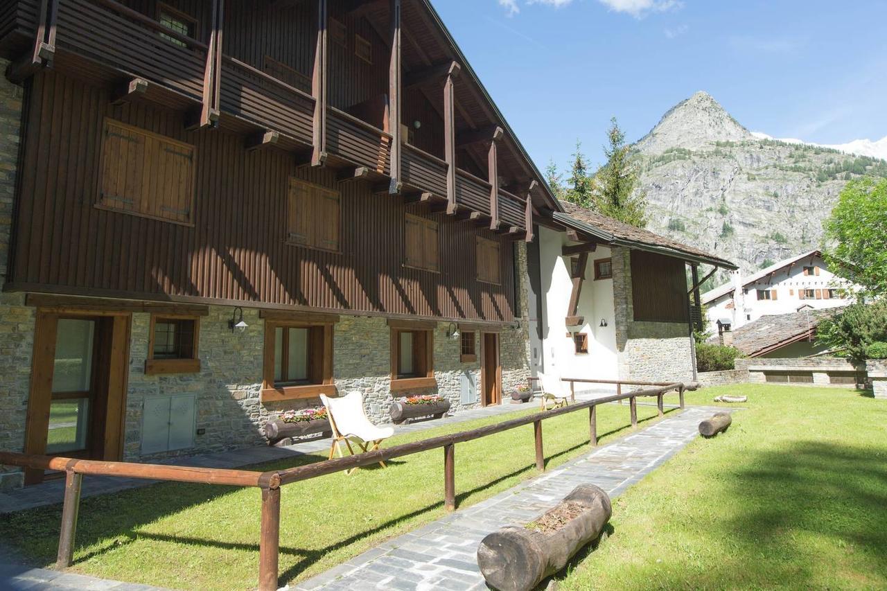 Joivy Superb Apartments For 6 With Mountain View And Garden In Courmayeur Bagian luar foto