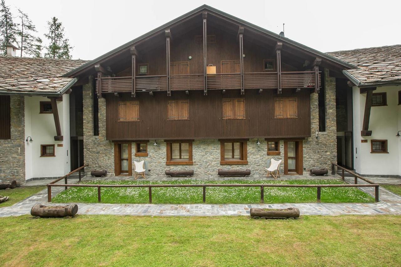 Joivy Superb Apartments For 6 With Mountain View And Garden In Courmayeur Bagian luar foto