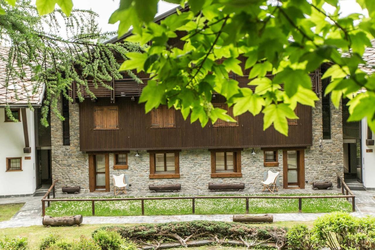 Joivy Superb Apartments For 6 With Mountain View And Garden In Courmayeur Bagian luar foto