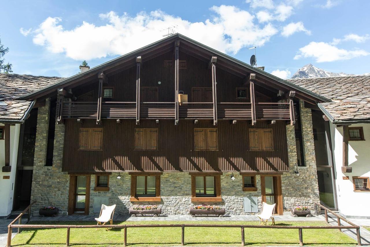 Joivy Superb Apartments For 6 With Mountain View And Garden In Courmayeur Bagian luar foto