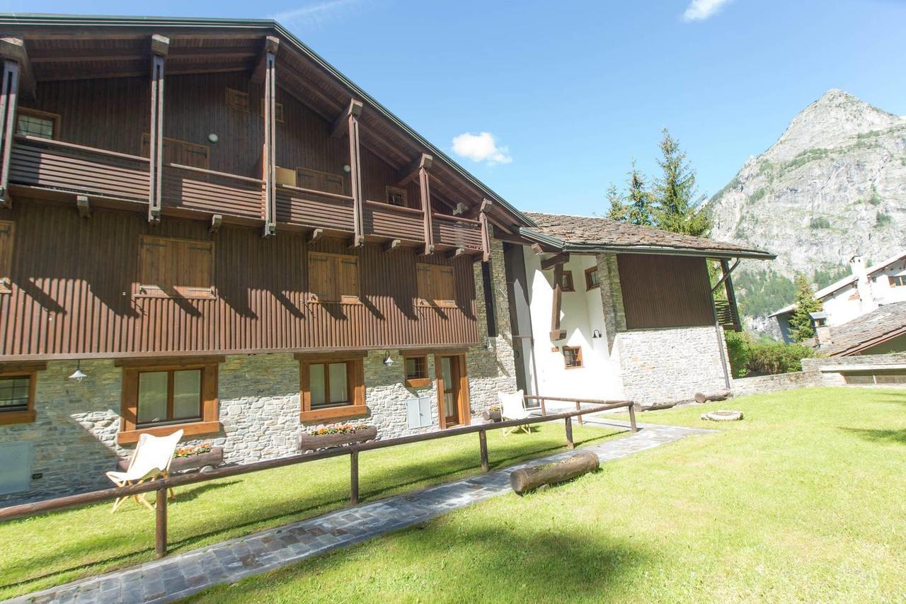 Joivy Superb Apartments For 6 With Mountain View And Garden In Courmayeur Bagian luar foto